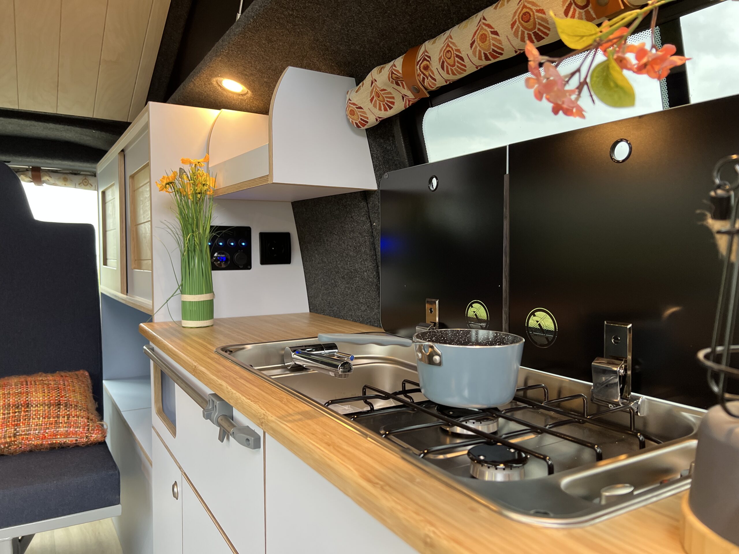 Keuken met een kookspoel combinatie 2 pits