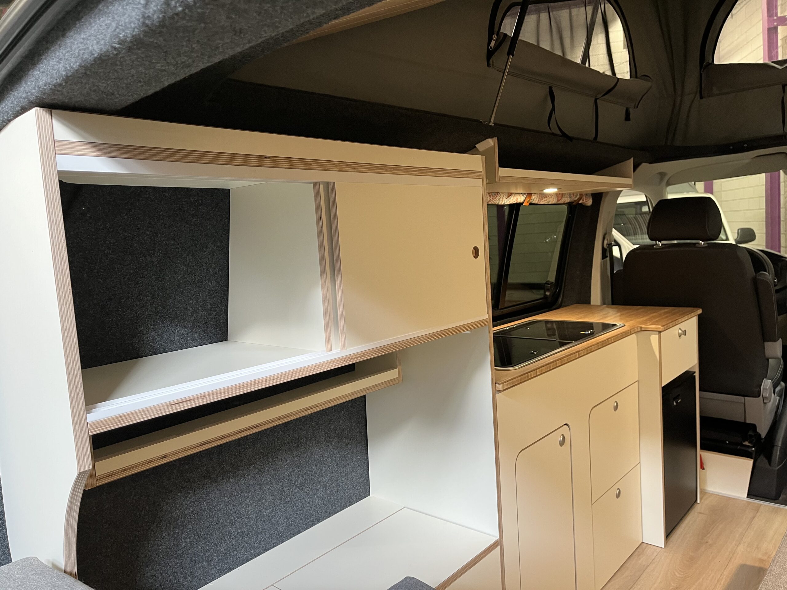 Wandkast met uitsparing