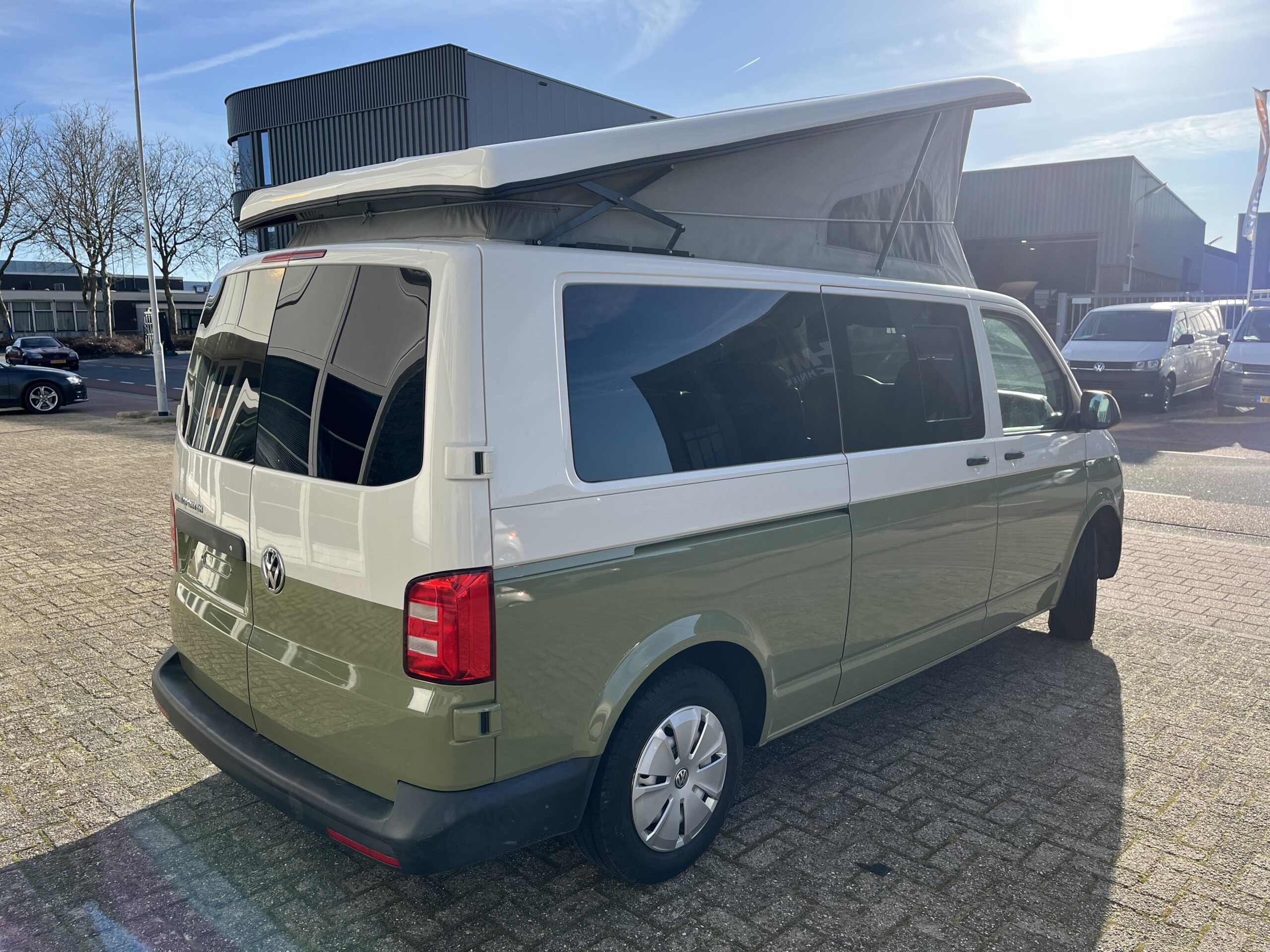 Schuiframen getint links en rechts en achterramen